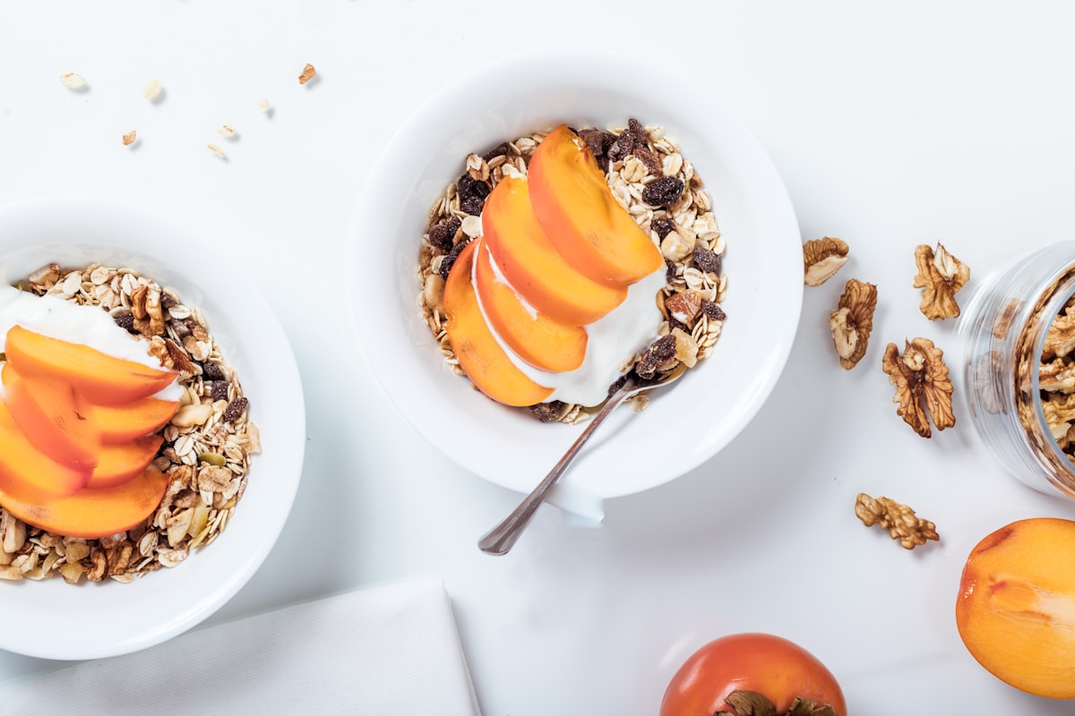 Piatti salutari e colorati con verdure fresche e alimenti nutrienti